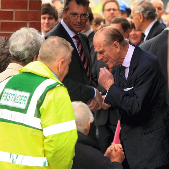 manchester evening news 21/05/09 shift news her majesty the queen visits the heinz factory at wigan pic by Simon Pendrigh