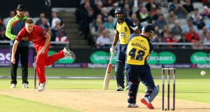 LANCASHIRE COUNTY CRICKET CLUB Emirates Old Trafford Lancashire Lightning v Birmingham Bears Nat West t20 Blast 26/06/15 James Faulkner bowling