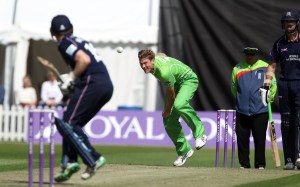LANCASHIRE COUNTY CRICKET CLUB Blackpool Cricket Club Royal London One-Day Cup Lancashire v Middlesex 29/07/15 James Faulkner bowls to Morgan